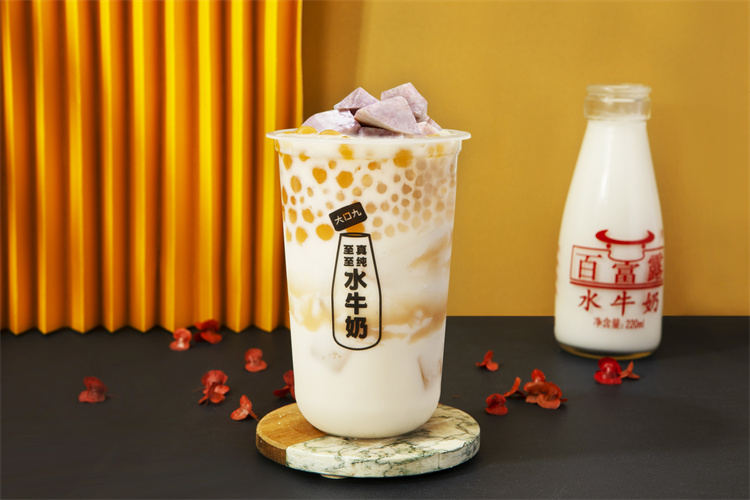 【高州市大笑九奶茶店】新手怎麽尋找合适的(de)奶茶店(diàn)進行(xíng)加盟？